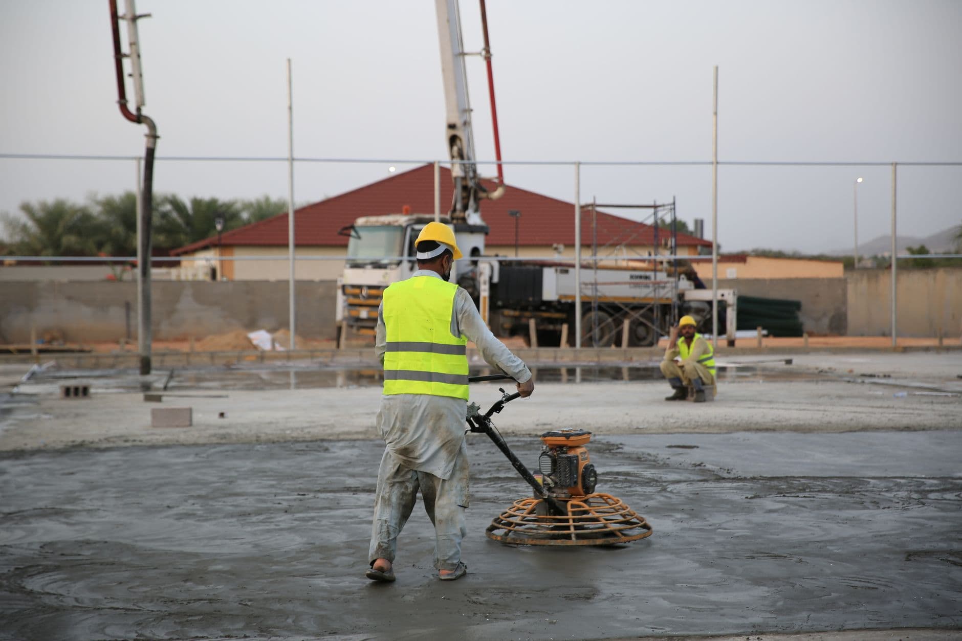 Verarbeitung von frischem Beton auf der Baustelle