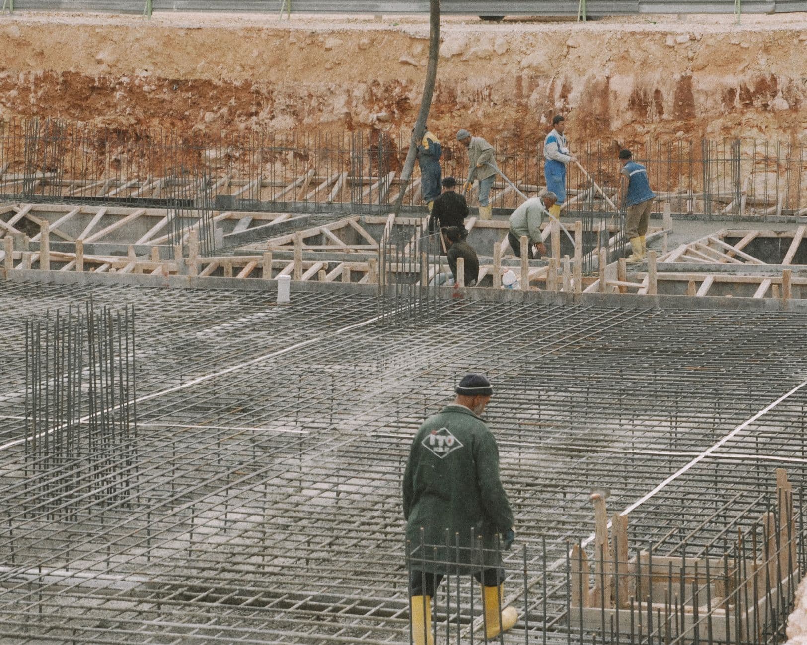 Bewehrung für ein Betonfundament auf der Baustelle